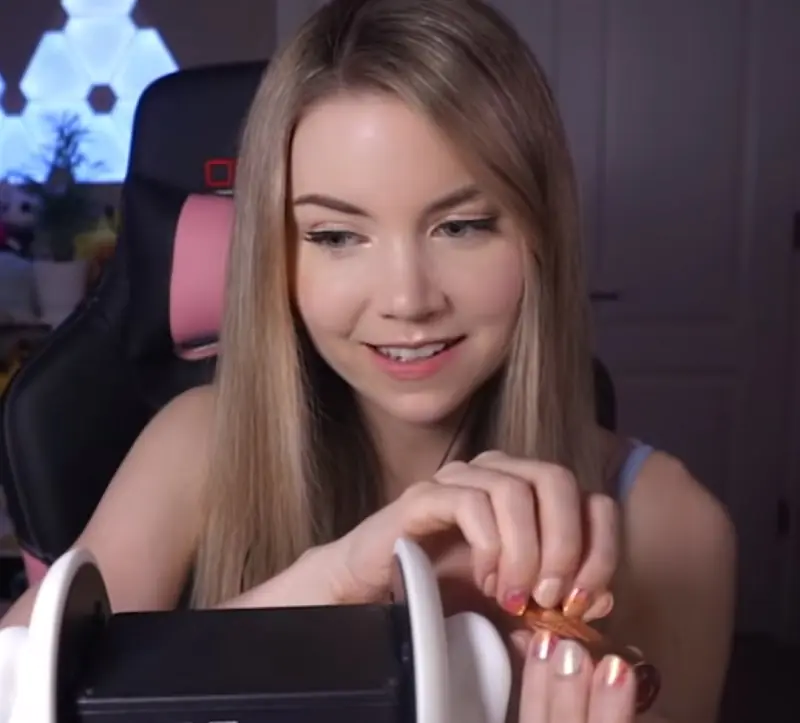 "Dizzy Kitten Asmr" using her 3dio Microphone