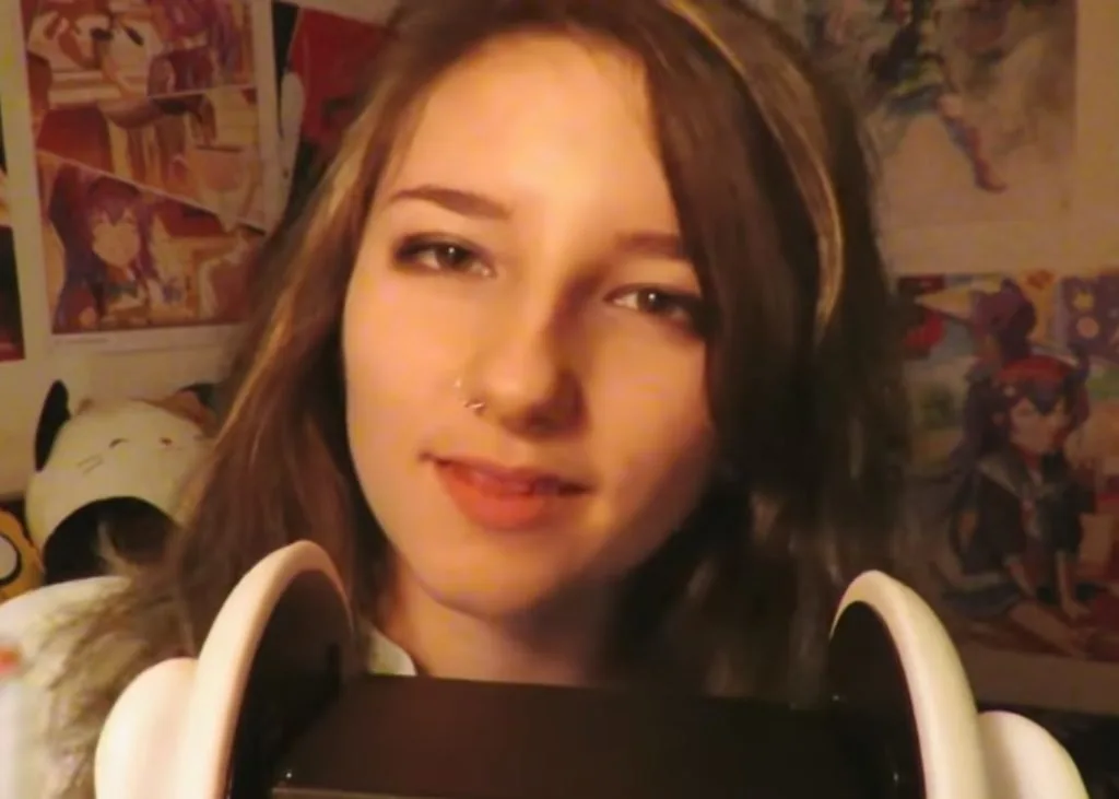 "aftynrose" rubbing your ears with a 3 dio microphone.