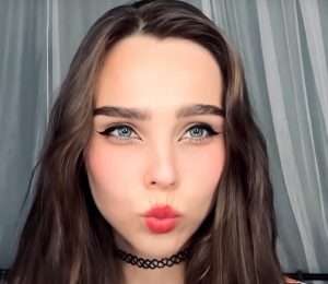 "Kamochi ASMR" pucked up selfie