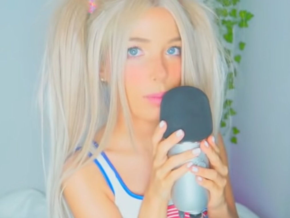 "Dollblush Asmr" in a Lola Bunny costume from Space Jam and a Microphone
