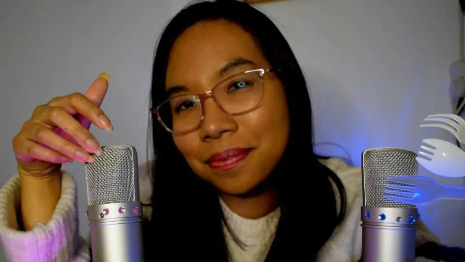 "Misschic ASMR" with 2 microphones
