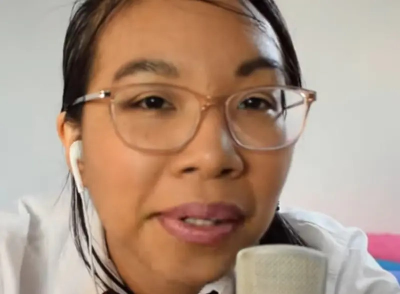 "Misschic ASMR" in front of a microphone