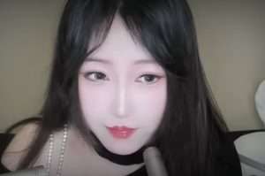 "ASMR erDaiJiang" with black hair