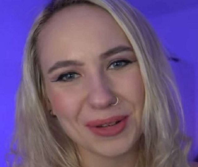 "ASMR Bella Mur" beautiful and sexy onlyfans ASMR Artist