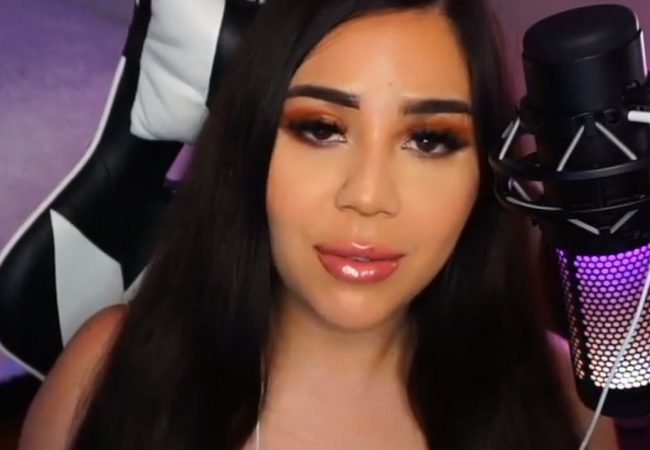 "Cyniiees Asmr" sitting in a gaming chair