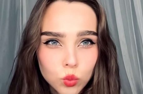 Kamochi ASMR "Kamochi ASMR" pucked up selfie