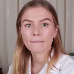 “Lizi ASMR” 2 "Lizi Asmr" in a white outfit